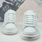 -q9- kevin in pelle bianco