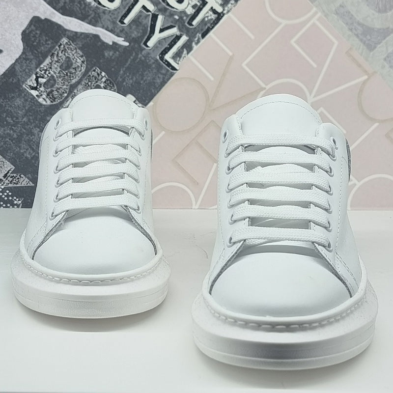 -q9- kevin in pelle bianco