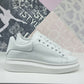 -q9- kevin in pelle bianco